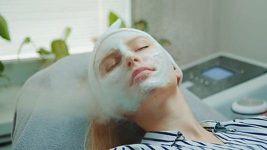 在美容沙龙化妆蒸汽机用于专业的面部皮肤护理治疗视频的预览图
