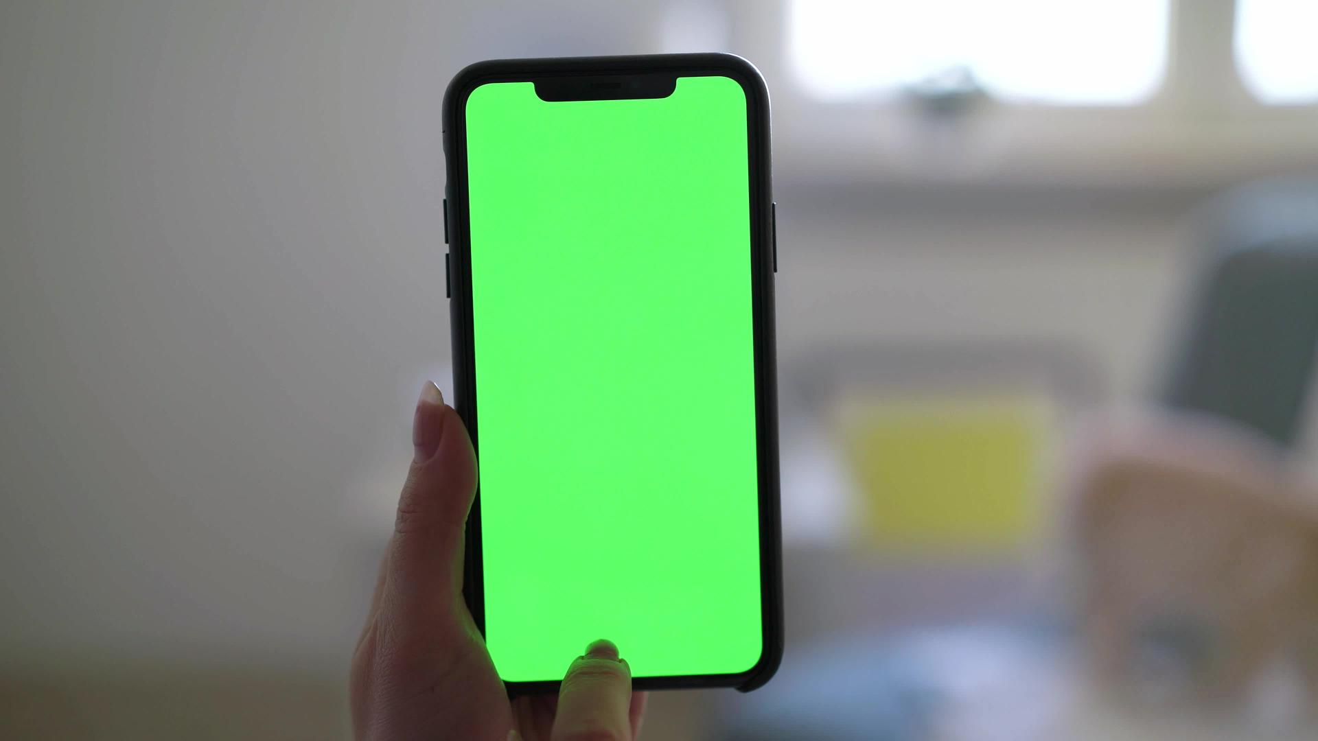 智能智能手机女性手持绿色屏幕显示铬使用视频的预览图