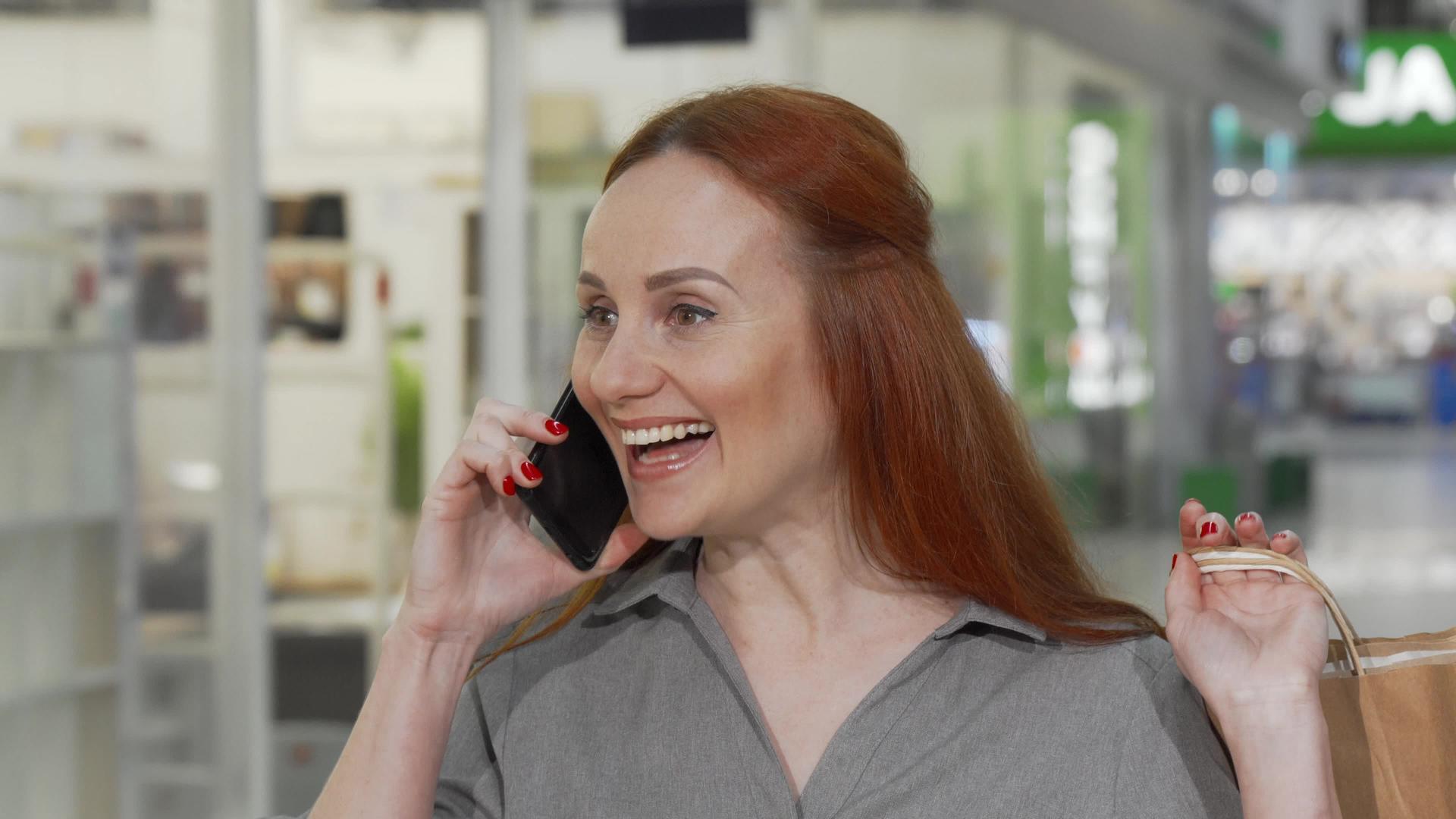 购物时快乐的女人在电话里聊天视频的预览图