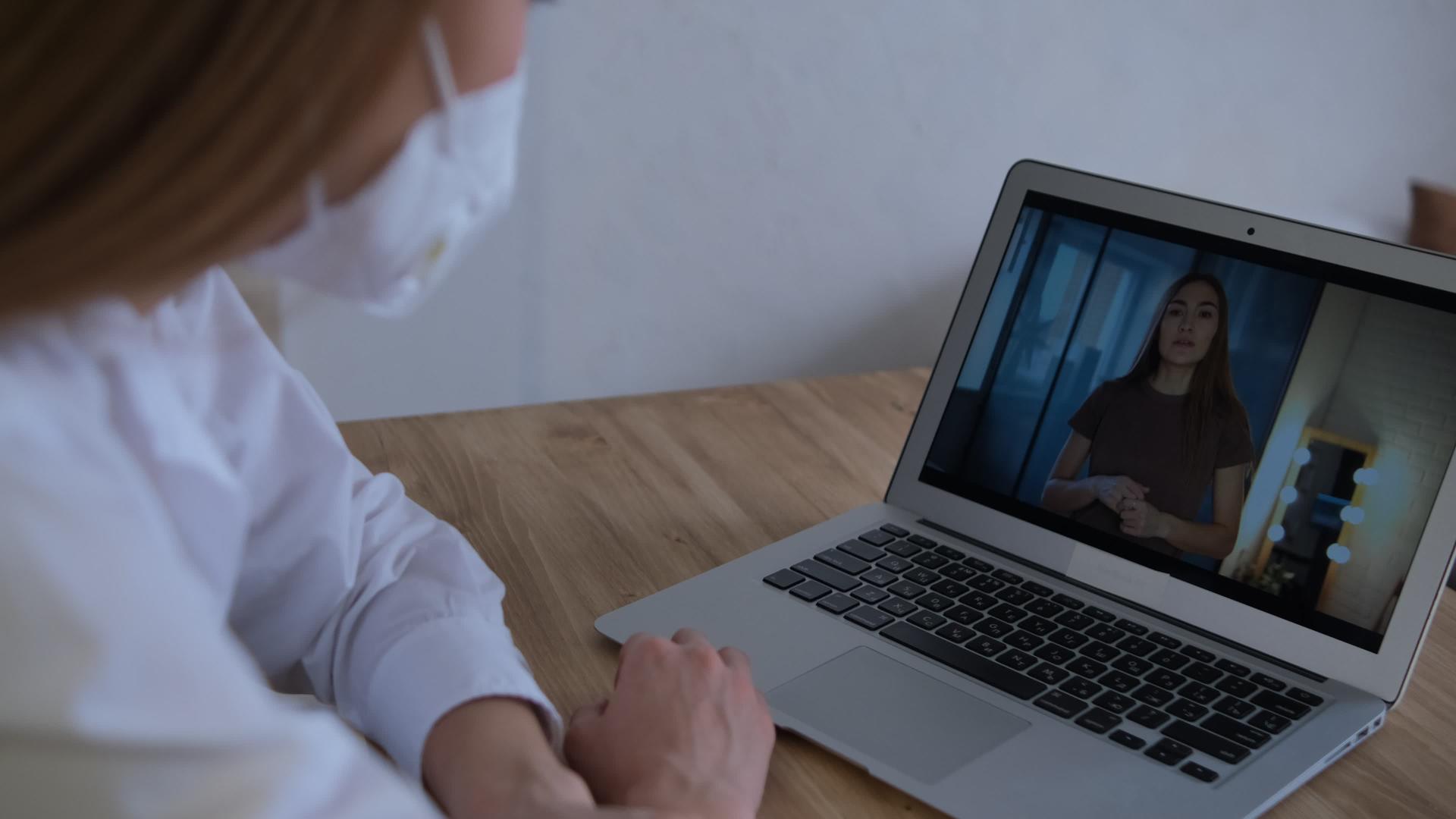 在线虚拟聊天中使用从蒙面家庭办公室运行的应用程序视频的预览图