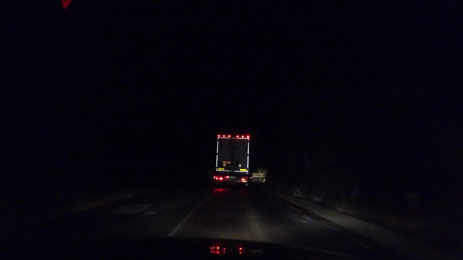 雨后大卡车在农村道路上运送货物以运送货物视频的预览图