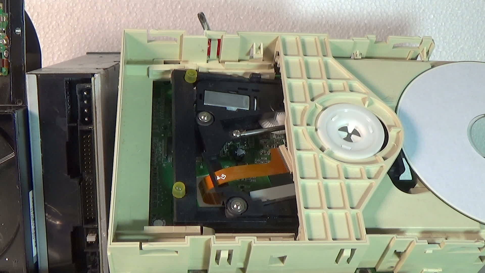 硬盘驱动器和驱动器cd已拆卸视频的预览图