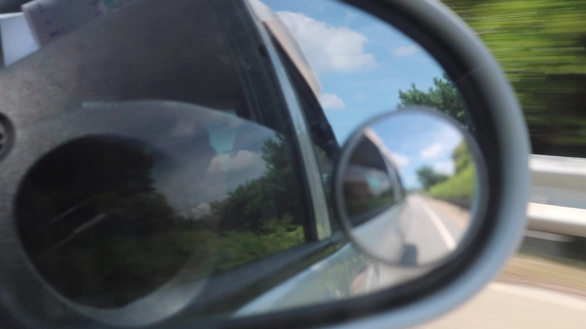 在侧面的镜子后面你可以在一辆行驶的汽车里看到风景视频的预览图