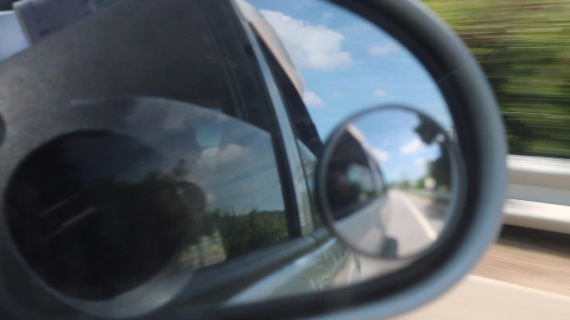 在侧面的镜子后面你可以在一辆行驶的汽车里看到风景视频的预览图