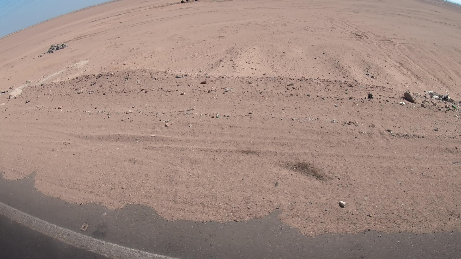 左视角是埃及沙漠沥青路上行驶的第一个视角视频的预览图