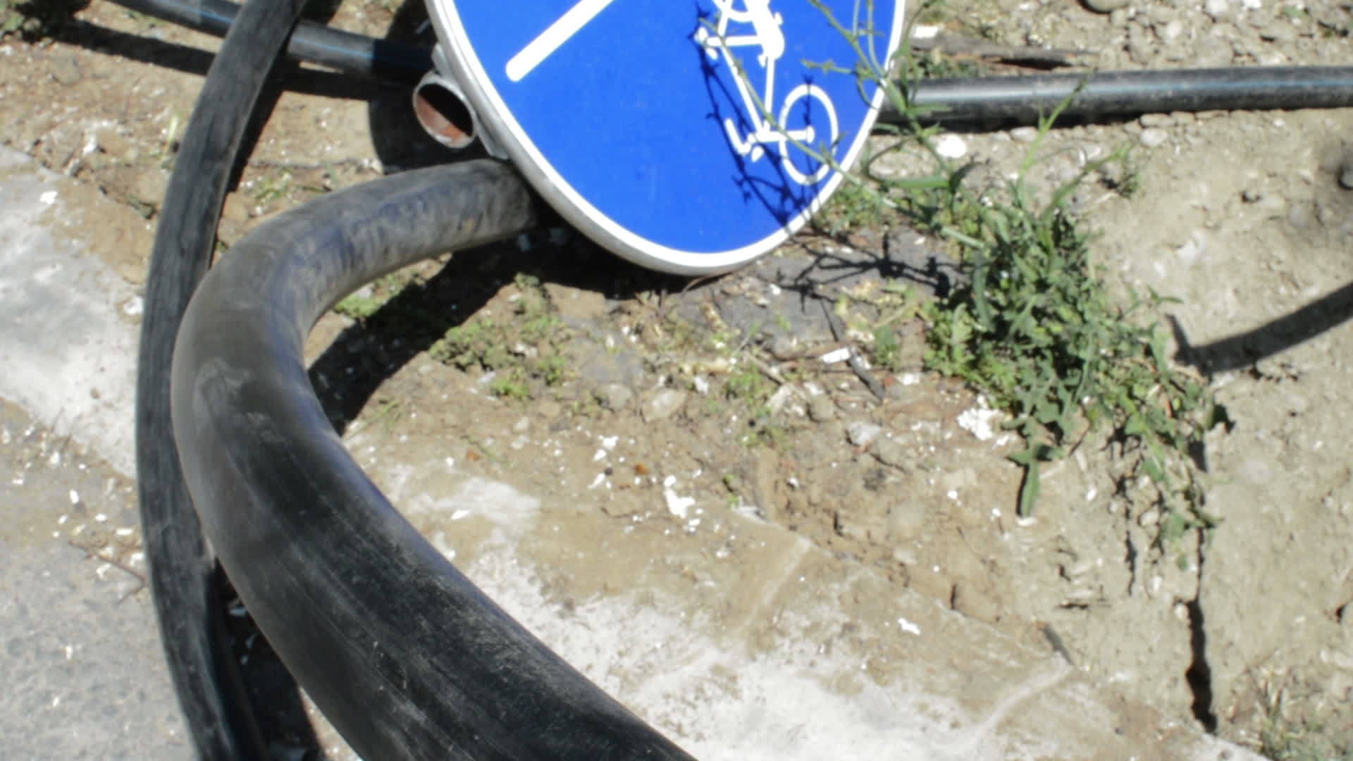 自行车车道标志落在地上视频的预览图