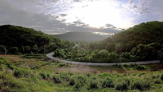 山上的街道曲线斜坡和云层反映了早晨在泰国的法塔卡布里视频的预览图