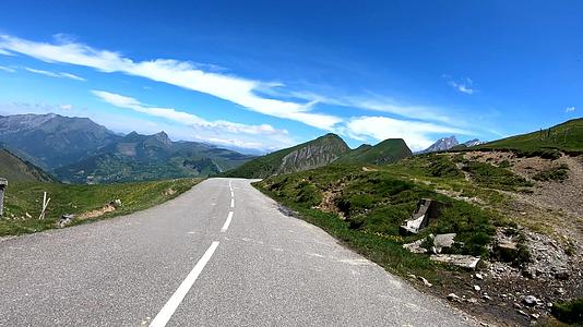 在通往法国比利牛斯山脉的达比斯克山的路上视频的预览图