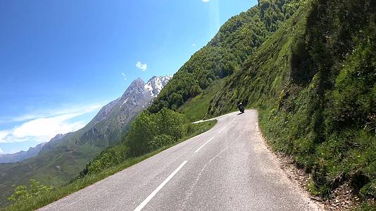 在通往法国比利牛斯山脉的达比斯克山的路上视频的预览图