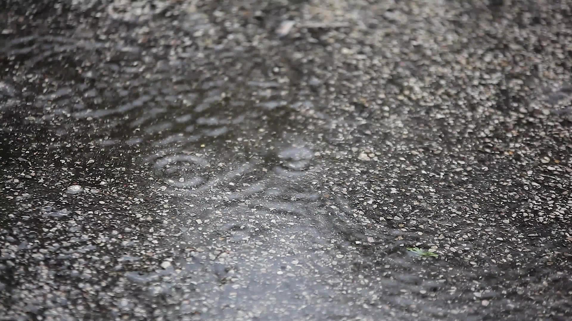 沥青2上的雨滴视频的预览图