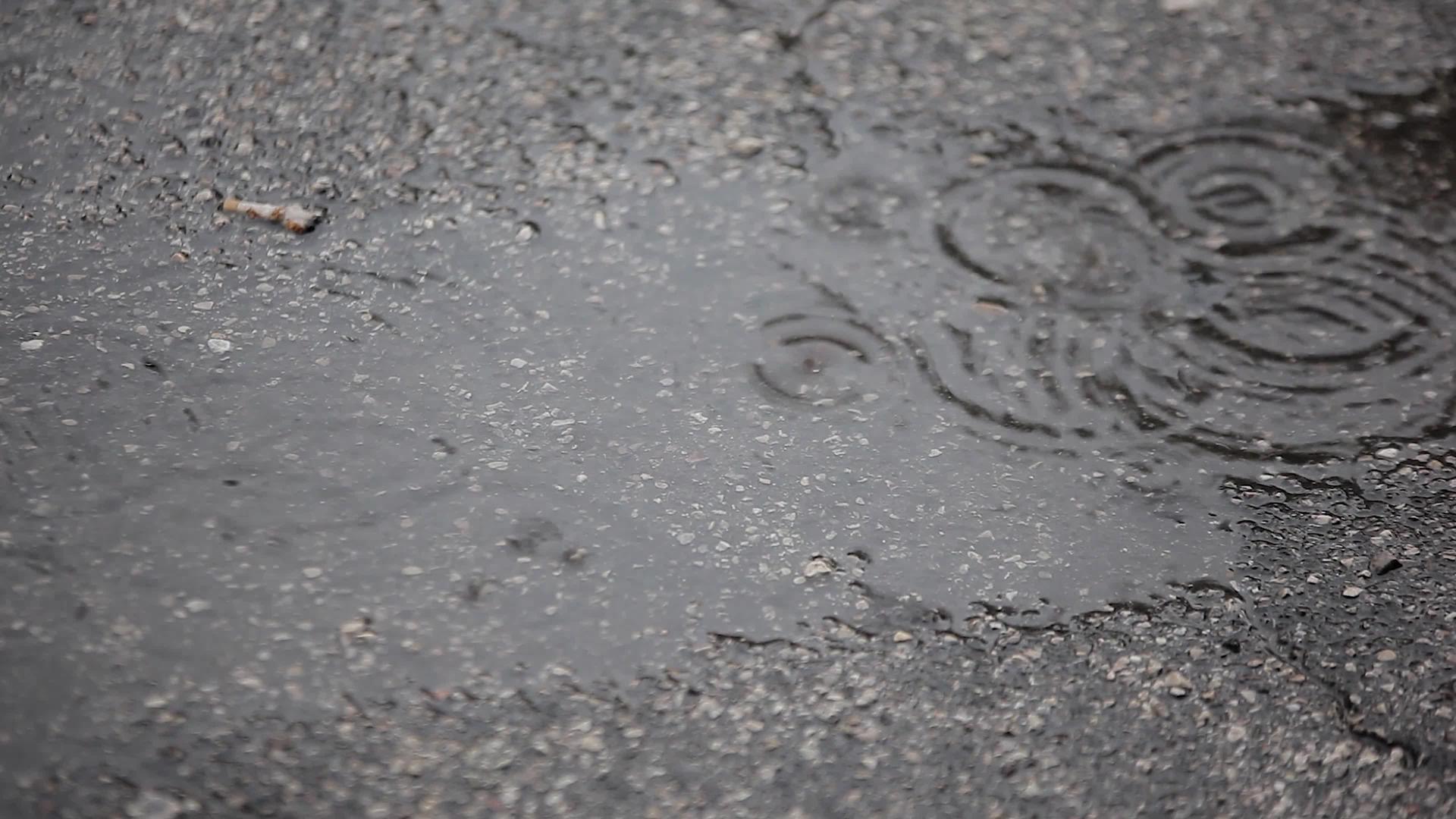 沥青上的雨滴3视频的预览图