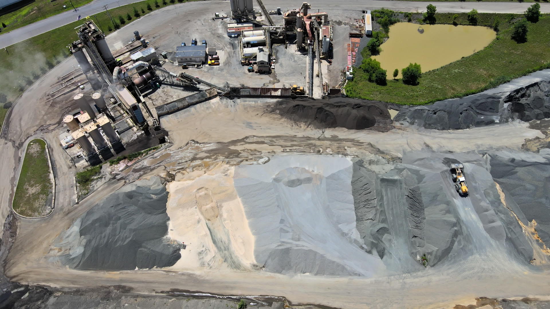 沥青加工回收厂转化为砾石沥青厂鸟瞰图视频的预览图