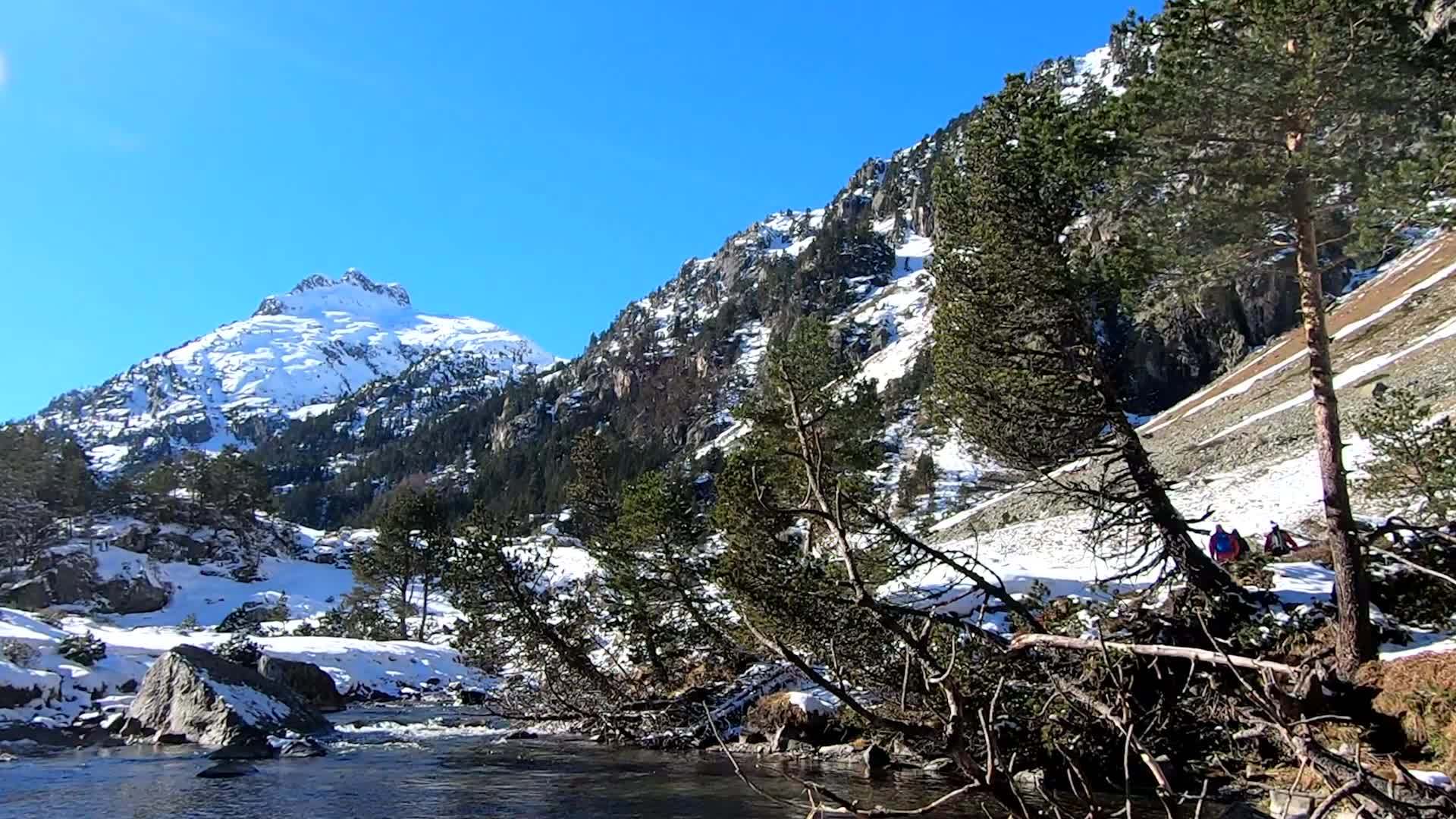 雪比利牛斯山脉的河流靠近法国视频的预览图