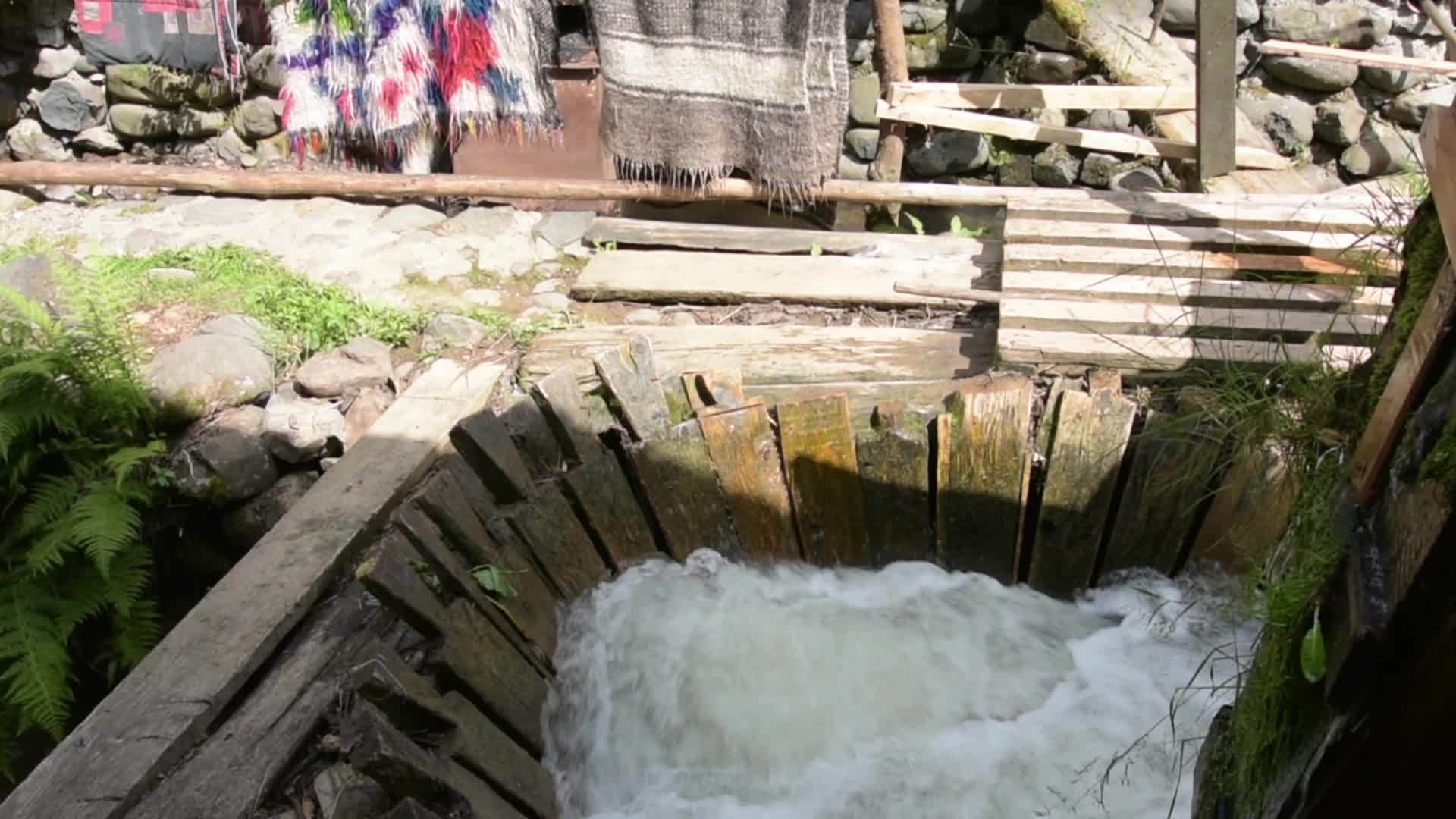 罗马尼亚传统木制洗衣机视频的预览图