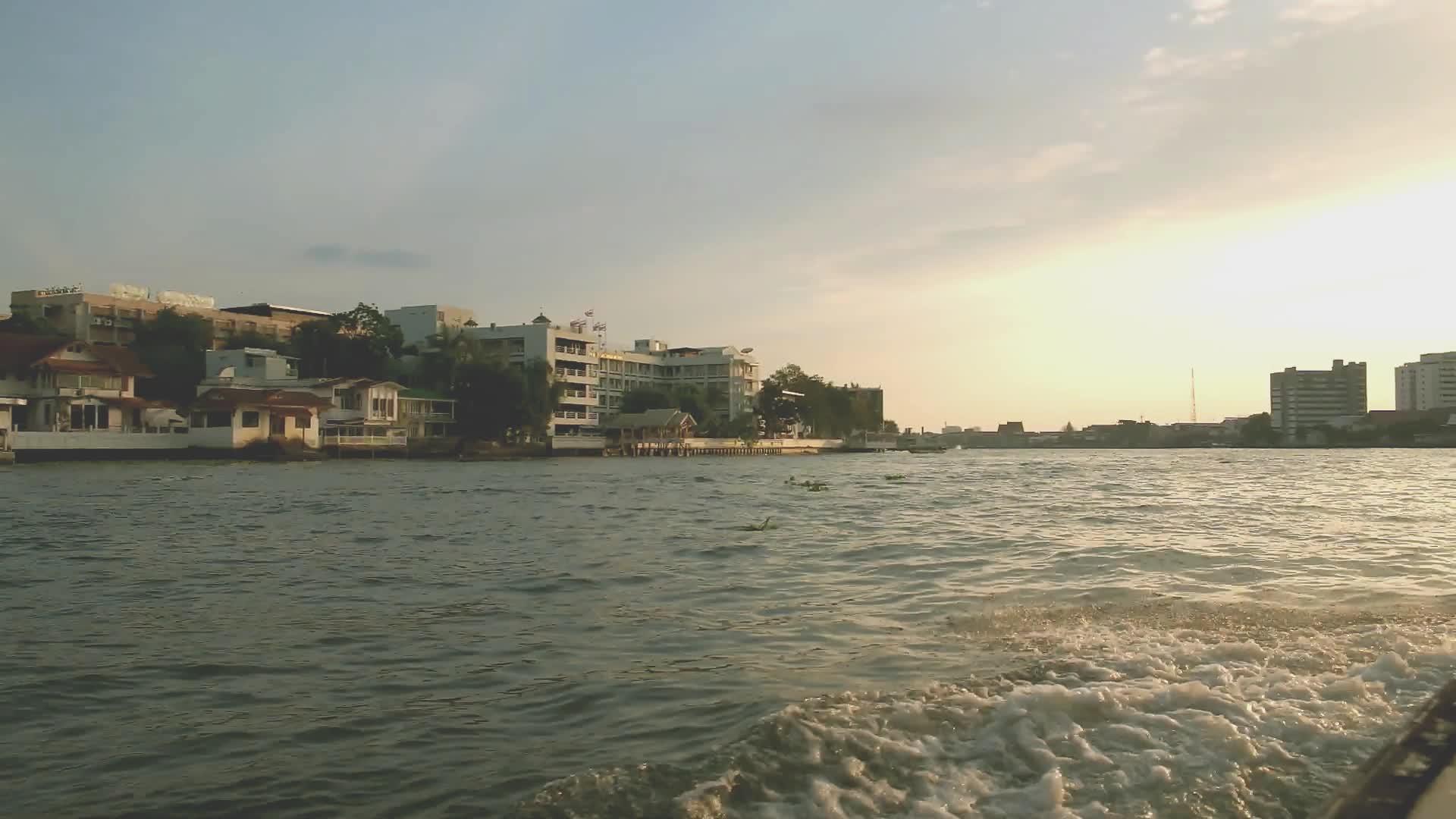 在ChaoPhraya一条河的船搭船视频的预览图