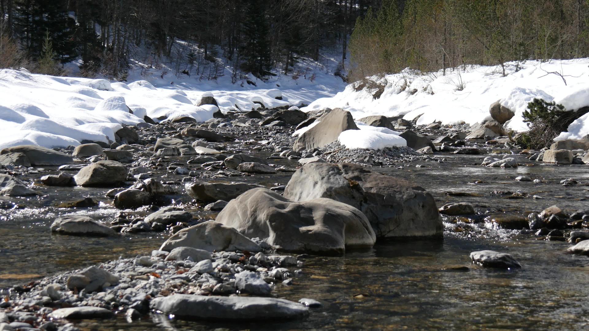 雪山中的河流视频的预览图