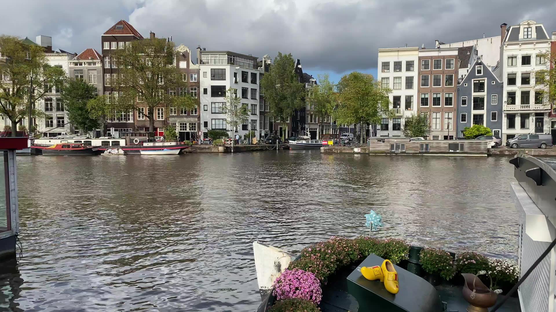 有典型的荷兰盾房和豪华船Amsterdam运河视频的预览图