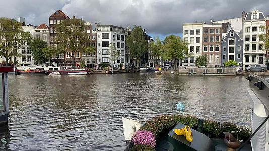 有典型的荷兰盾房和豪华船Amsterdam运河视频的预览图