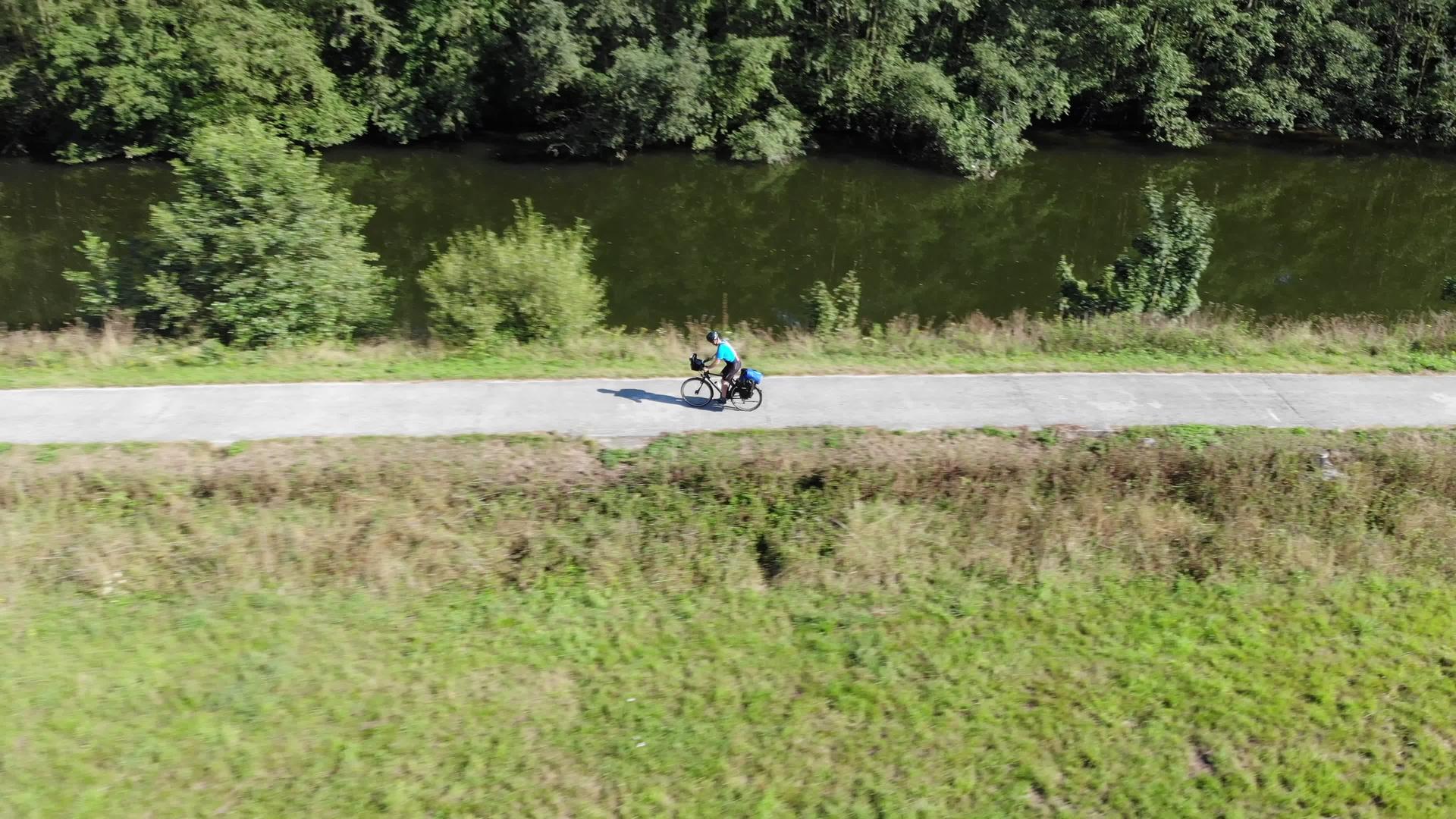 骑自行车的人在桑布雷河附近的欧洲乡村享受轻松的风景视频的预览图
