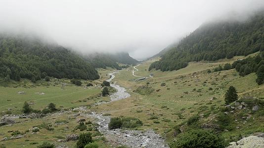 山上有小河山上有比利牛斯人视频的预览图