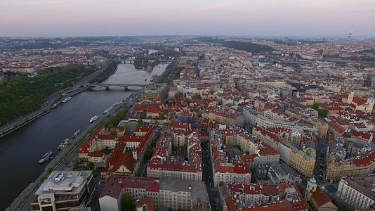 普拉格河和伏尔塔瓦河的空中射击视频的预览图
