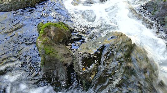 河流在德国岩石上狂奔视频的预览图