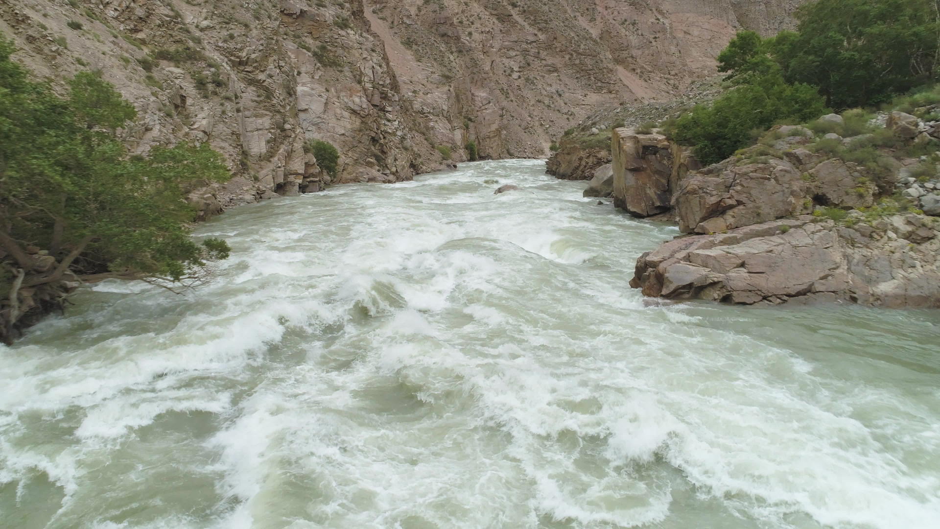 低空飞越山河直飞空中观察kyrgyzstan视频的预览图