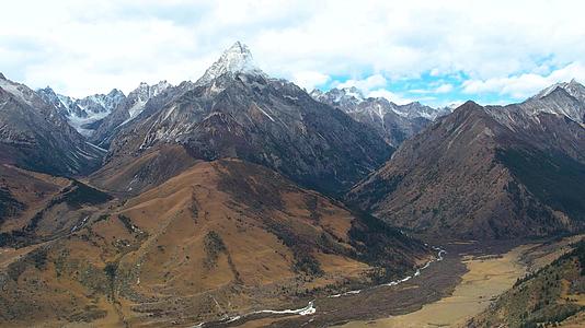 航拍藏区四大神山格聂神山主峰自然风光视频视频的预览图