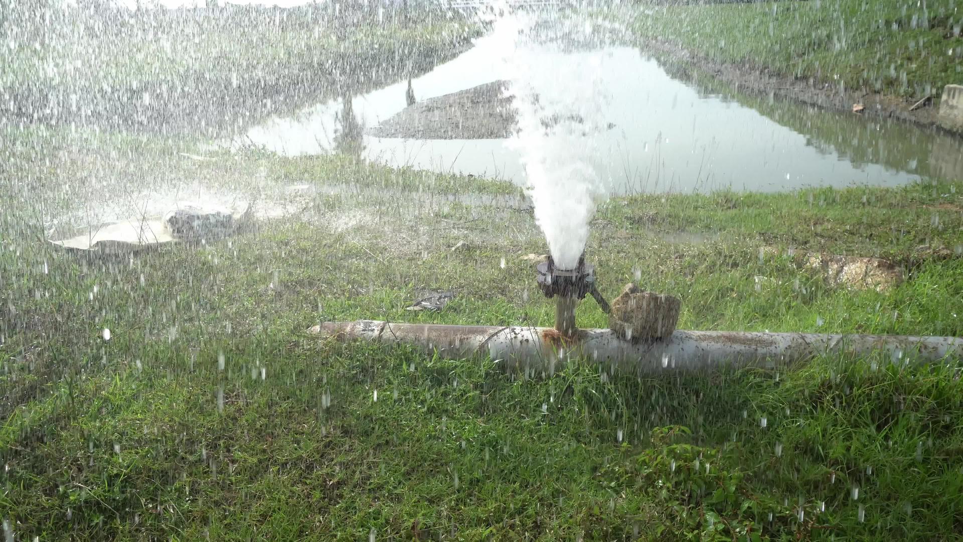 室外水管的水流视频的预览图