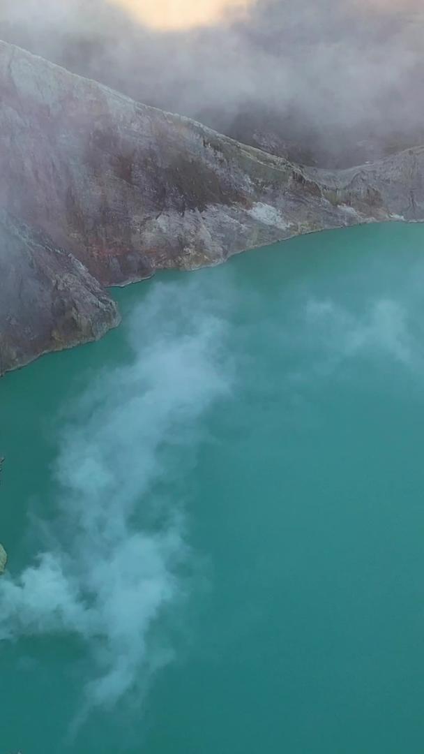 印尼IJen火山日出航拍视频视频的预览图