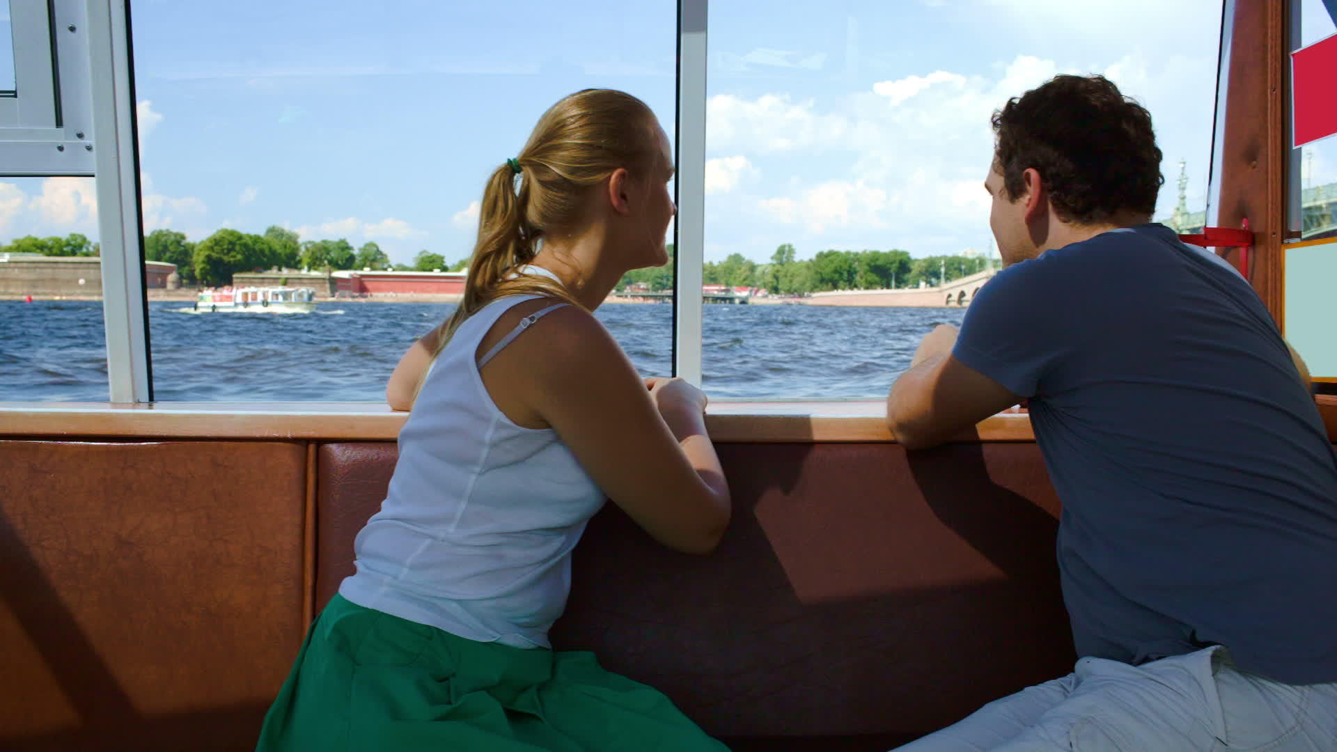 男人和女人在船上旅行视频的预览图