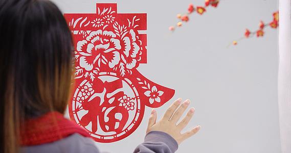 春节贴红色剪纸窗花视频的预览图