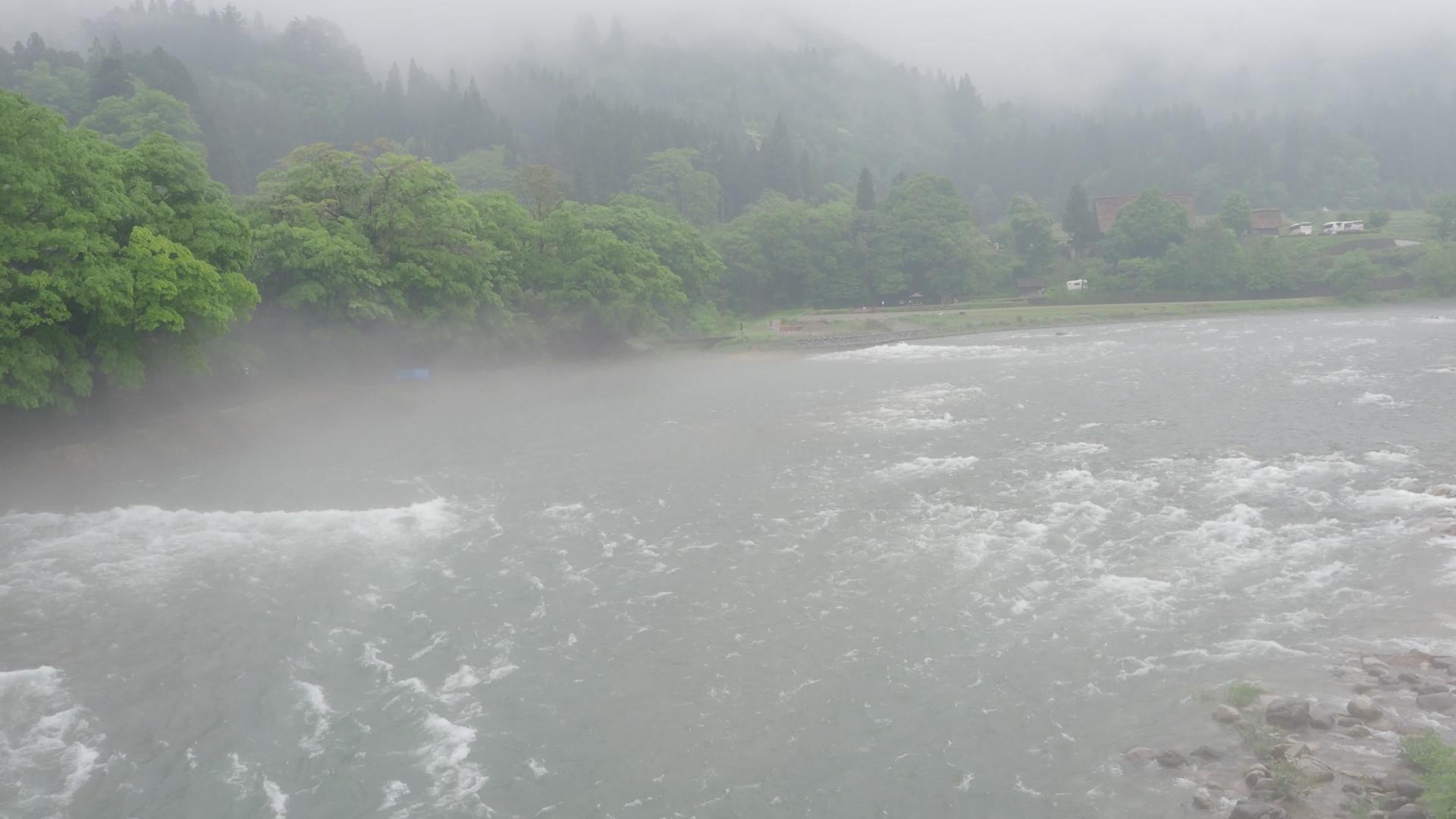 在雨季在Shiirakawago村附近的shakawa视频的预览图