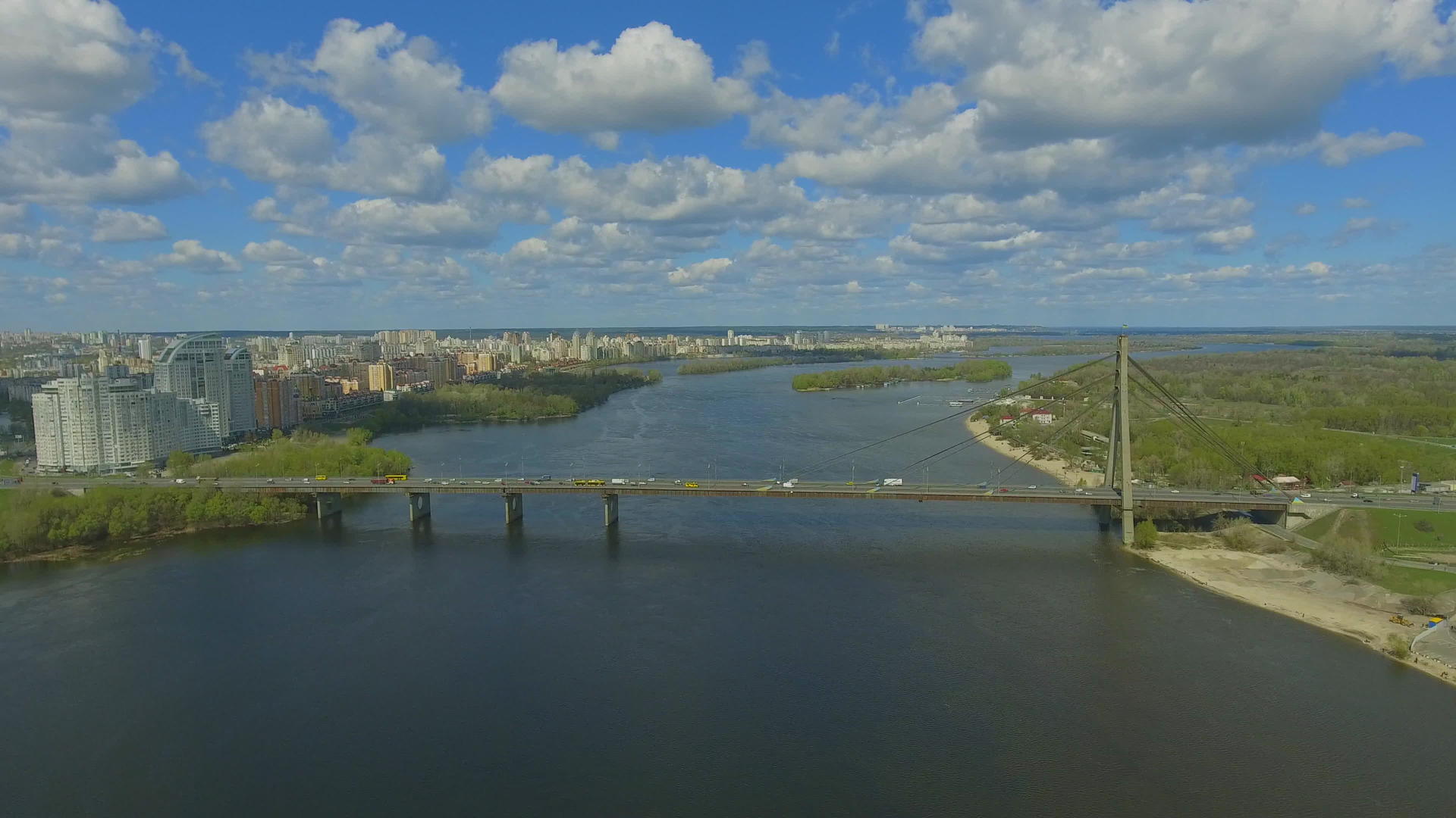河上桥上的交通堵塞视频的预览图