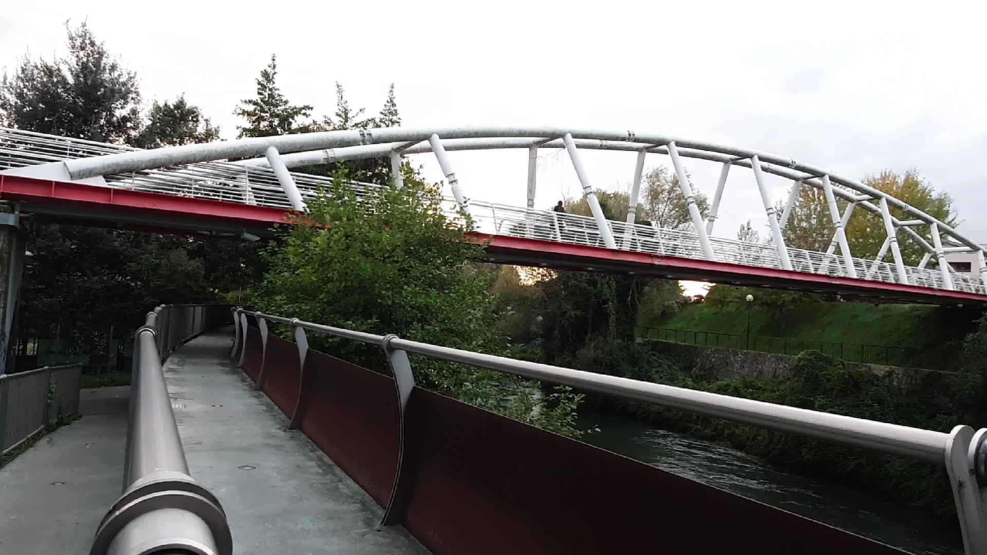 金属桥口穿过黑河视频的预览图