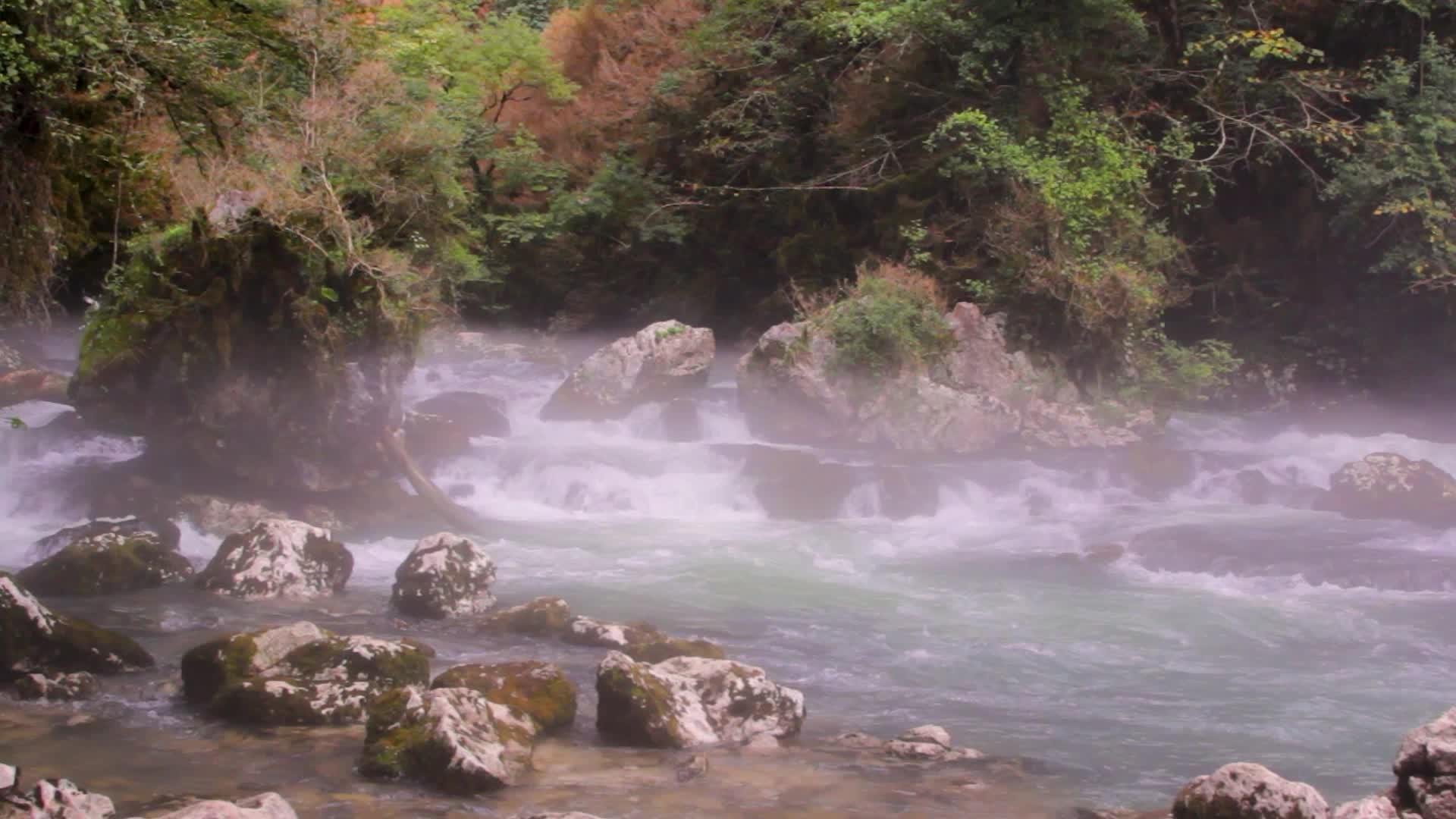 暴风雨的山川在石头之间流淌水面有雾视频的预览图