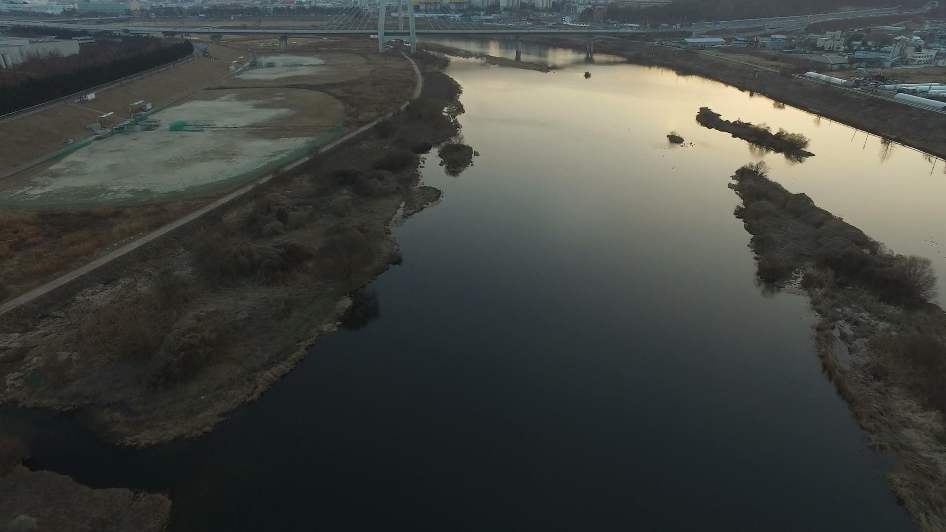 飞越大桥和河流视频的预览图