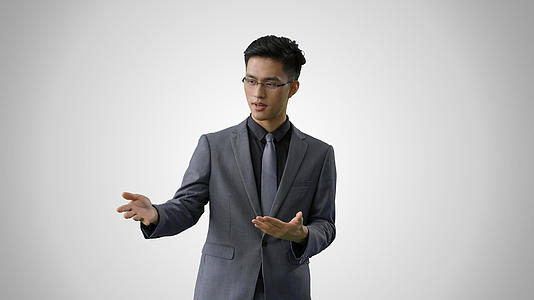 4k灰底穿西装戴眼镜的商务男性聊天演讲沟通说话动作视频的预览图