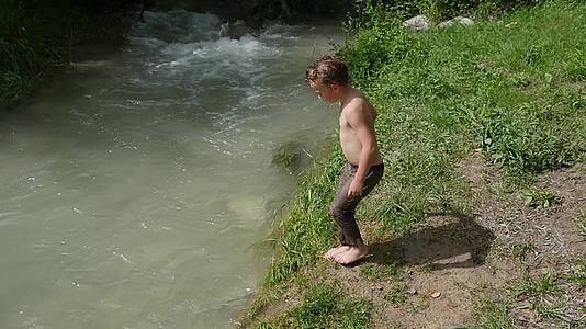 在河里泡有趣的男孩视频的预览图