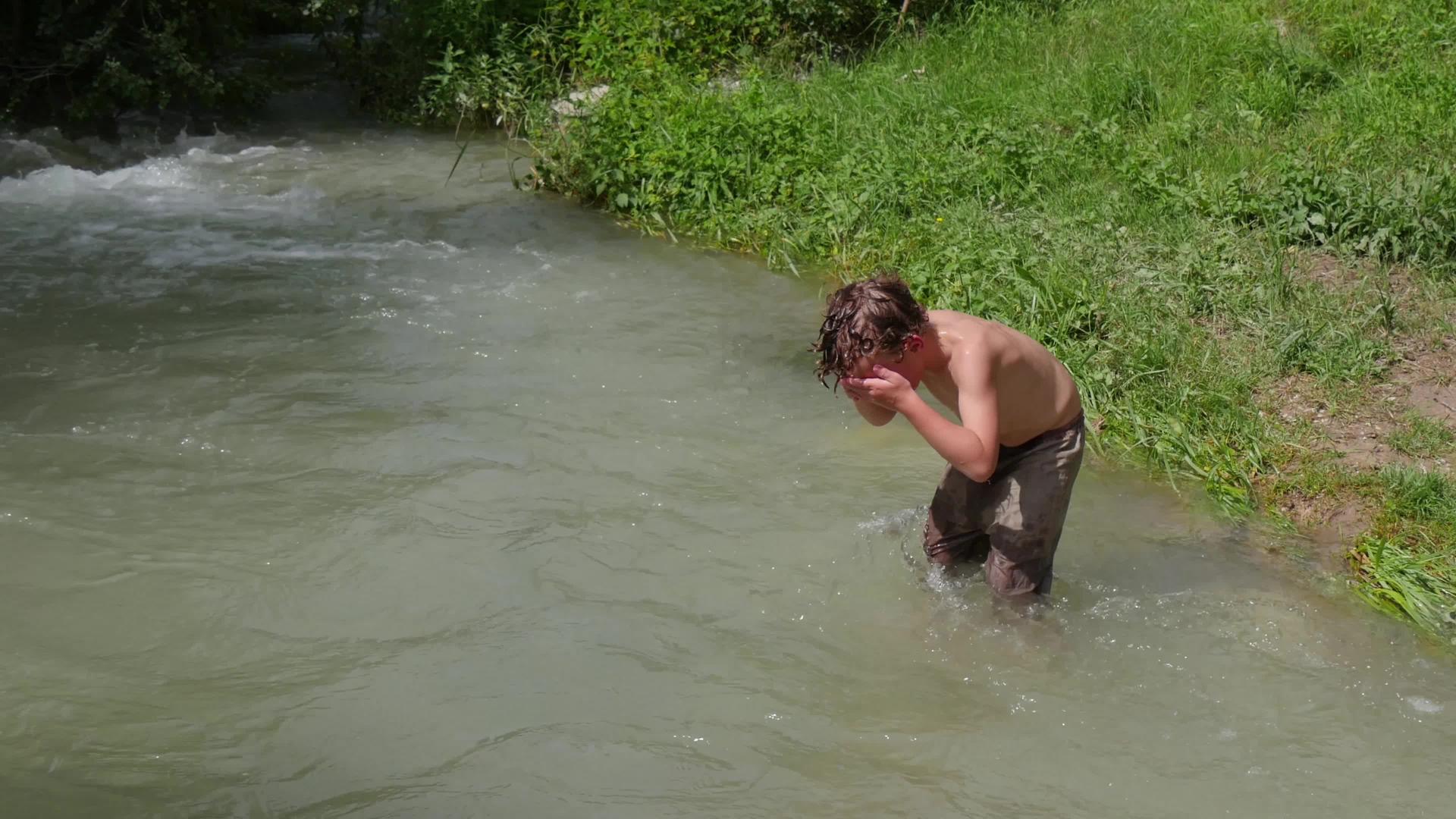 在河里泡有趣的男孩视频的预览图