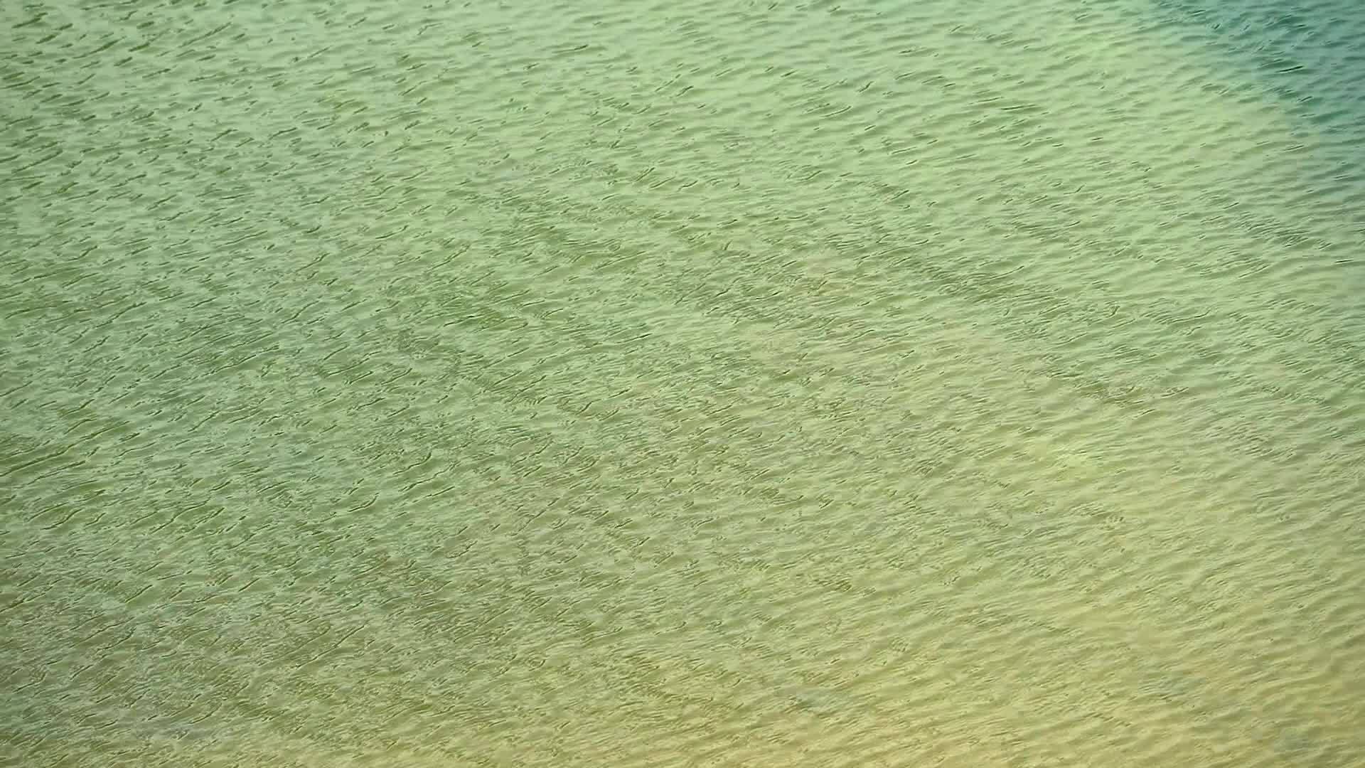 水面上的海浪视频的预览图