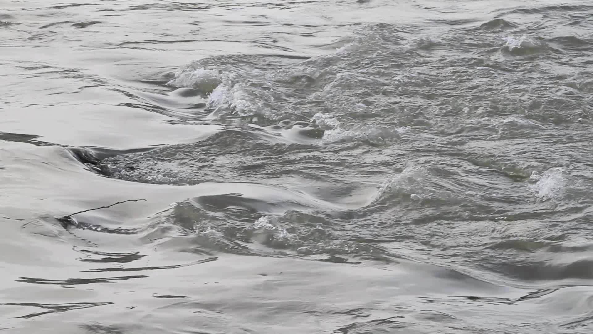 冬天的洪水会打破河流视频的预览图