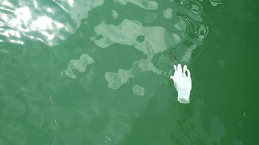 橡胶手套漂浮在海面上视频的预览图