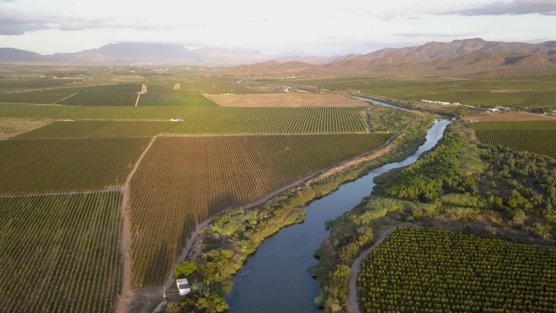 大河横跨农耕地貌视频的预览图
