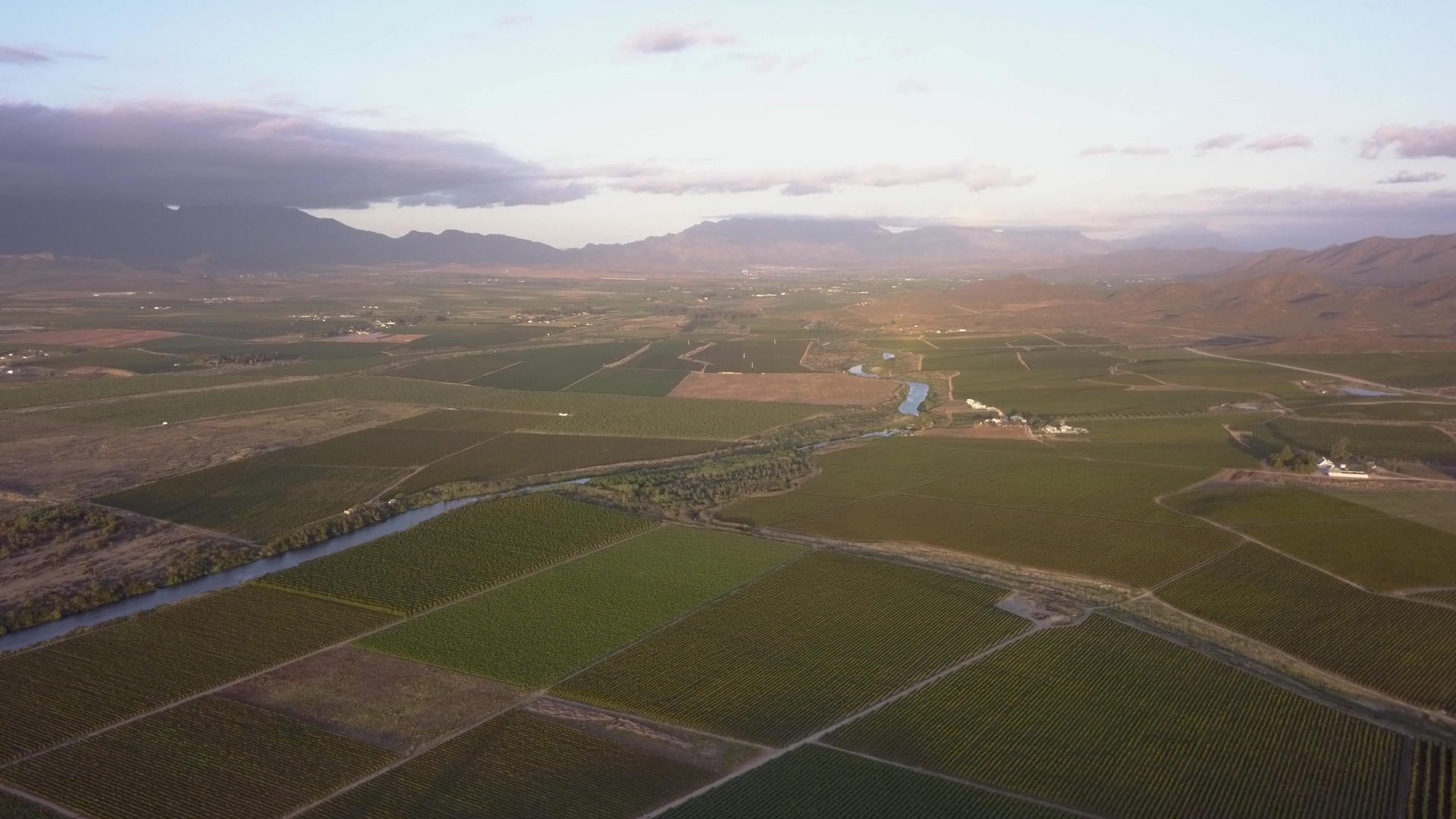 大河横跨农耕地貌视频的预览图