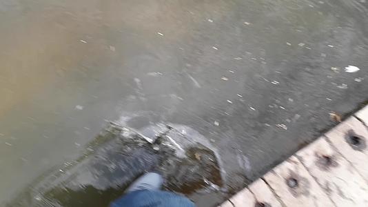 一个人用脚打碎了微弱的冰块视频的预览图