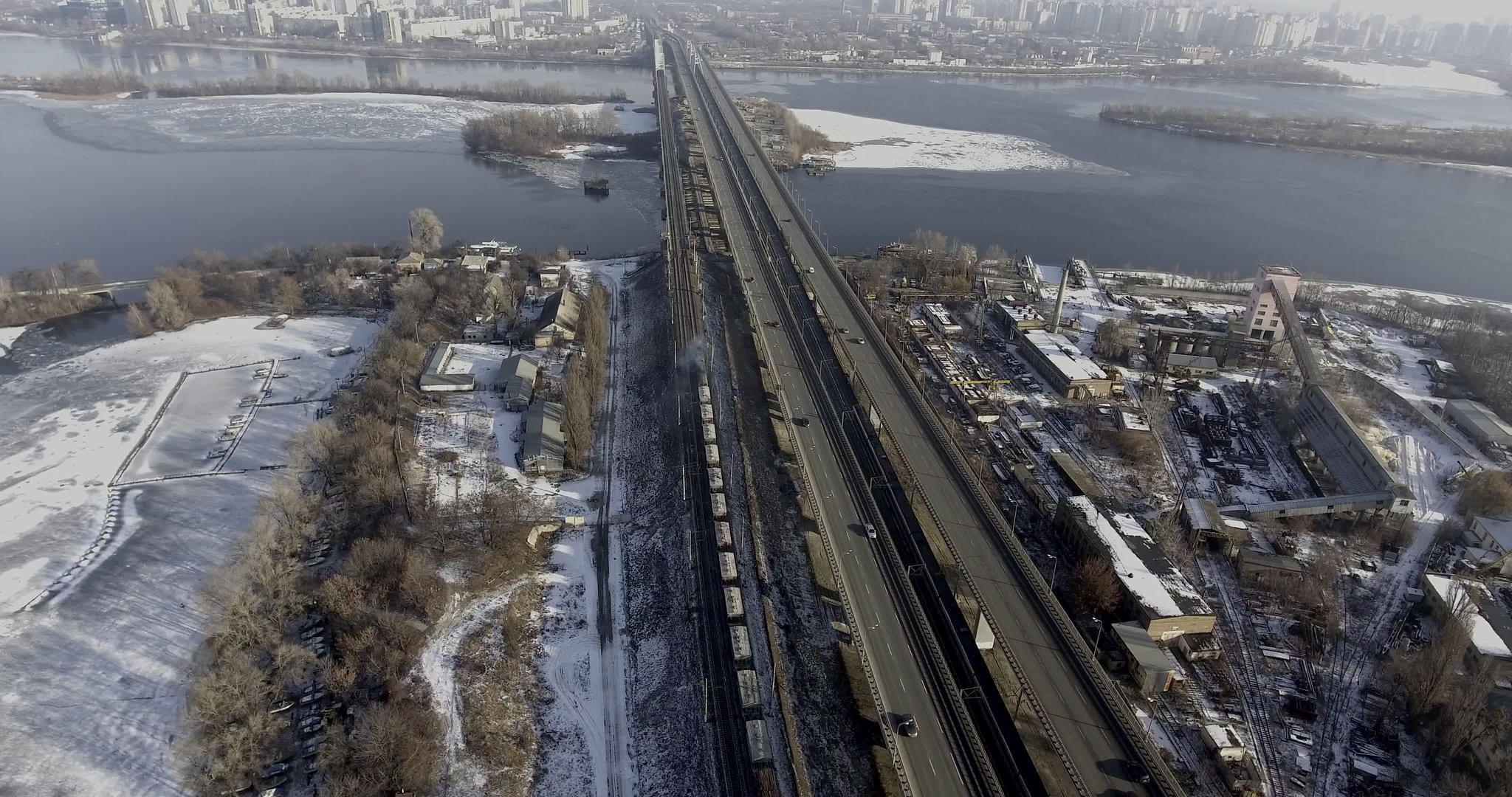 河对面四公里长的火车路段在路上视频的预览图