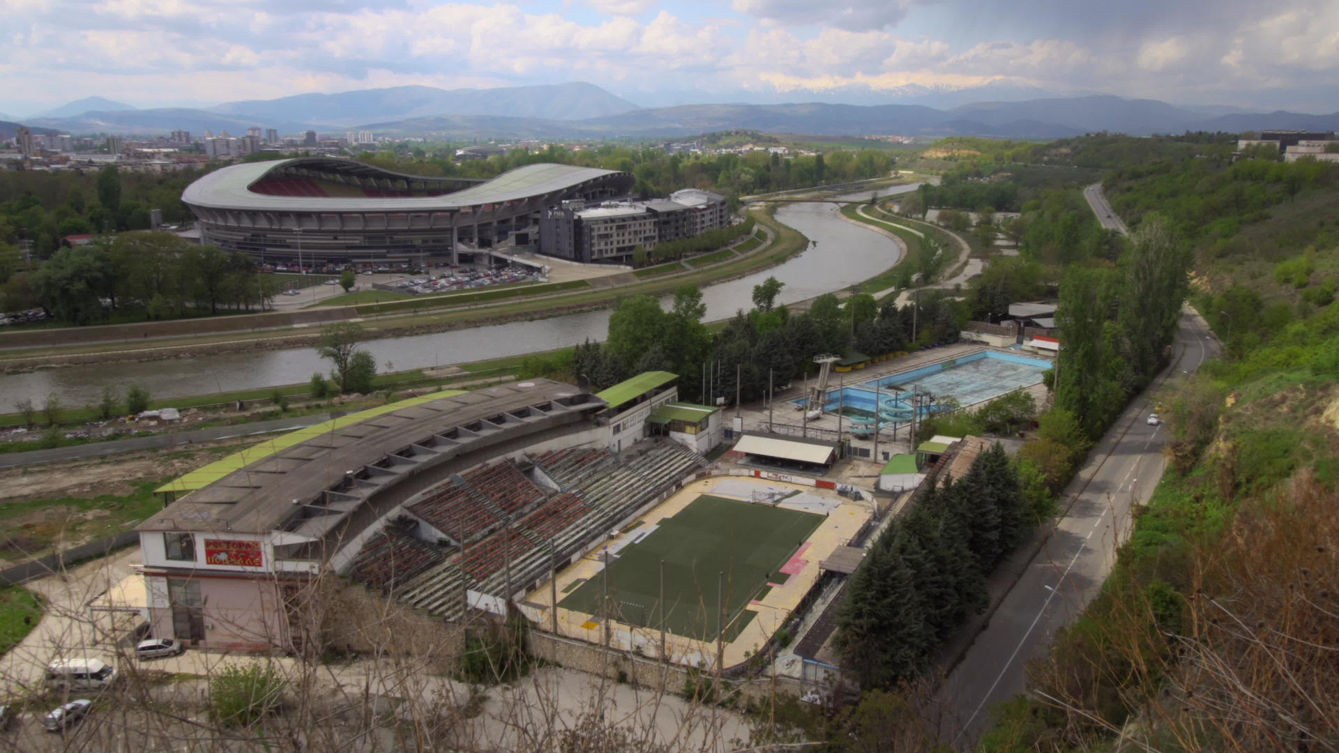 城市体育场河渡口和河对面的旧运动器具包括Skopje视频的预览图