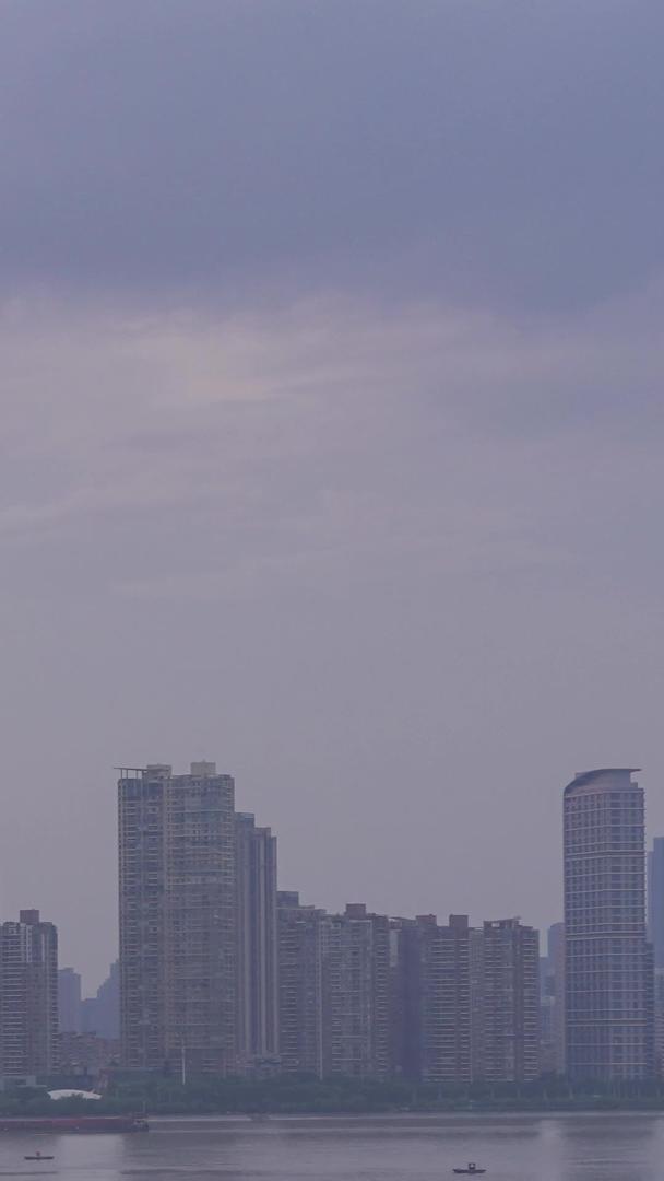 延时摄影城市日夜地标建筑武汉鹦鹉洲长江大桥交通道路交通流夜景材料视频的预览图