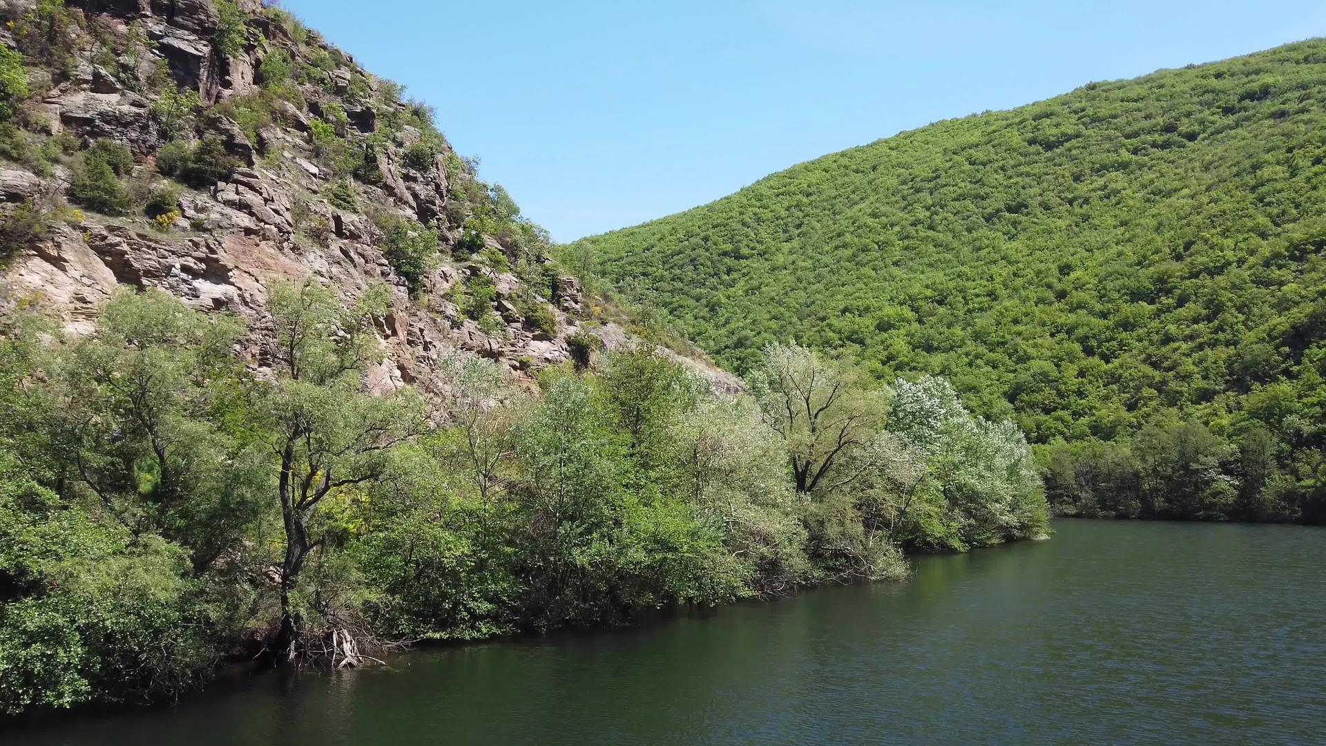 绿色河谷和峡谷宽阔的春季全景高山地貌视频的预览图